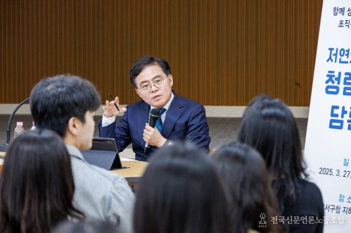 진교훈 서울 강서구청장(정면)이 27일(금) 구청 지하상황실에서 열린 ‘저연차 공무원 청렴소통 담론회’에서 직원들과 이야기를 나누고 있다.