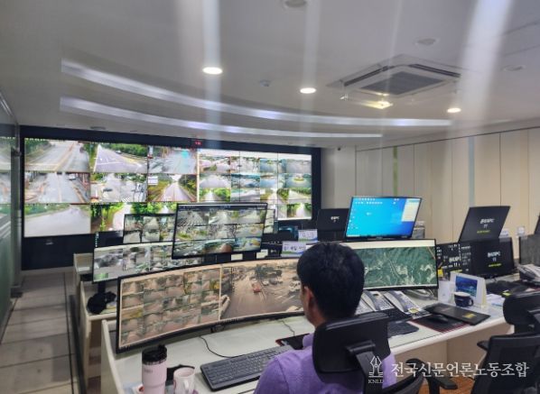 장성군 관제요원이 지능형 선별관제 시스템이 적용된 CCTV 화면을 감시하고 있다. 장성군 제