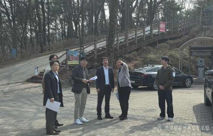 전상욱 부군수(왼쪽 네 번째)가 주요 관광시설을 답사하면서 강희선 관광진흥과장(오른쪽 두 번째)로부터 현황 설명을 듣고 있다.