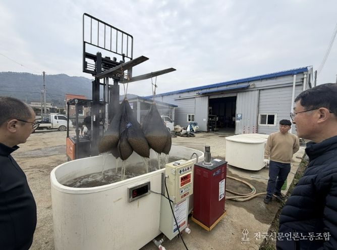 볍씨 종자 10kg 단위 10포대를 온탕소독기에 담가 소독하고 있다.