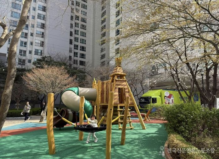 성남시의 보조금 1억원을 지원받아 지난해 2월 아동친화적(자연친화형)으로 리모델링한 정자동파크뷰 단지내 놀이터