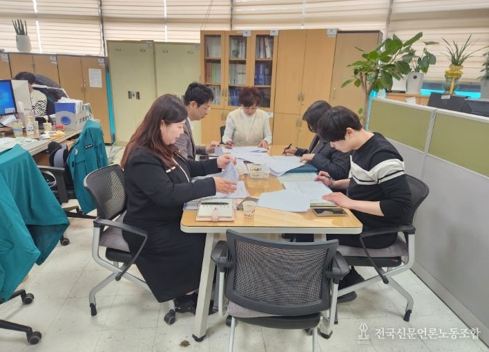 버스 노선체계 개편 용역사와 밀양시 관계자들이 버스 노선개편 관련 업무협의를 하고 있다.