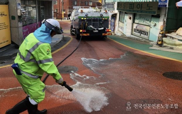 지난달 27일 학생 통학로에서 쓰레기를 수거하고 고압수를 사용한 물청소를 실시하고 있다