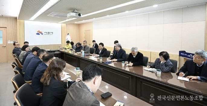 박승삼 시장 권한대행이 6일 시청에서 긴급 간부회의를 열고 발언을 하고 있다