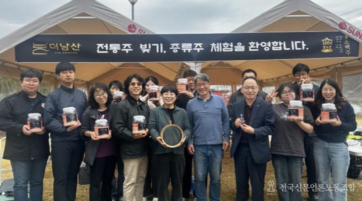 유통지원과 직원들은 지난 6일 6차산업에 대한 이해를 높이기 위해 영주탁주양조장서 막걸리 체험을 진행했다