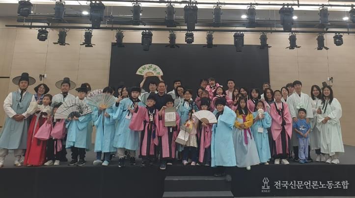 지난해 진행된 _제4회 선비 만나러 갑니다_ 참가가족 단체사진