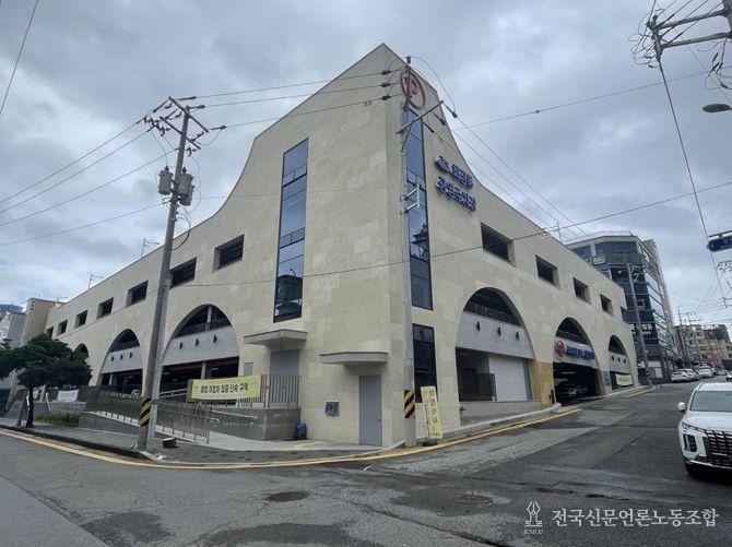 여수시가 오는 8일부터 관내 유료 공영주차장을 대상으로 ‘차량 5부제’를 민간 부문까지 확대 시행한다.