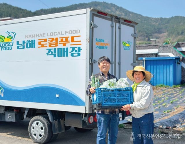 황대한 순회수집 담당자가 물류 사각지대에 있는 농가를 돕기 위해 박태순 출하자의 농가를 직접 방문하여 수확한 농산물을 수집하며 밝게 웃고 있다.