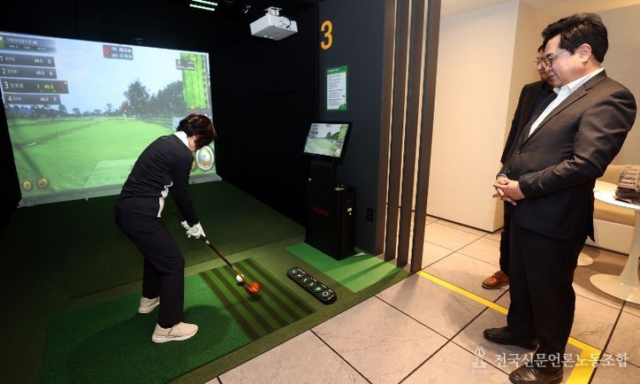 박일하 동작구청장이 지난 3일 상도역 스크린파크골프 스테이션을 방문해 주민의 이용 모습을 살펴보고 있다.