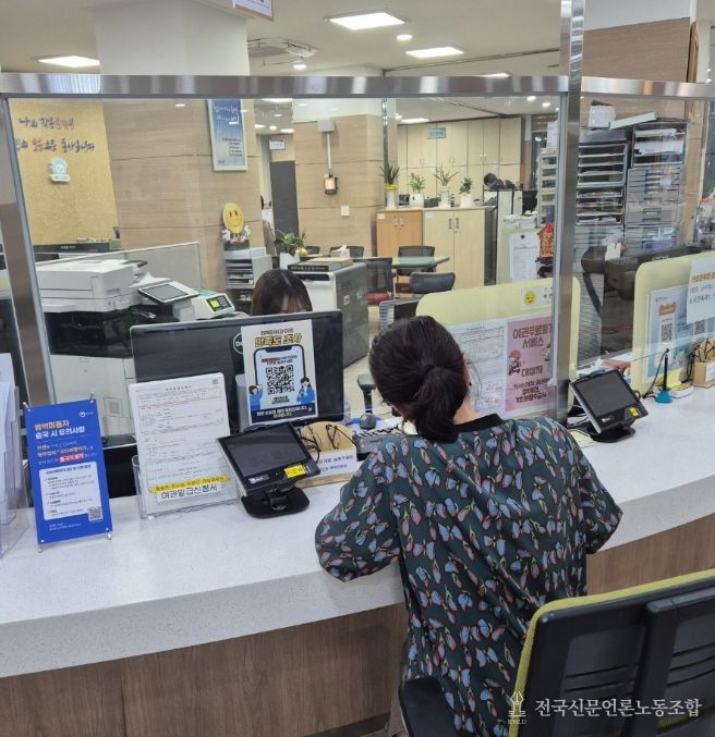 민원인이 ‘화요 야간 여권 민원실’에 방문해 여권 업무를 처리하고 있다.