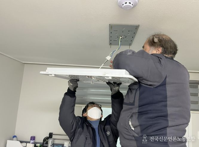 주거복지사업단이 효자손플러스 서비스를 통해 LED등 교체 작업을 하고 있다.