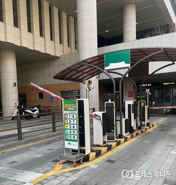 동작구청 주차장 앞에 설치된 차량 5부제 안내 배너