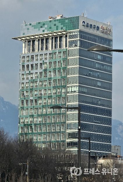 도봉구청사 외벽에 설치된 건물일체형 태양광(BIPV)