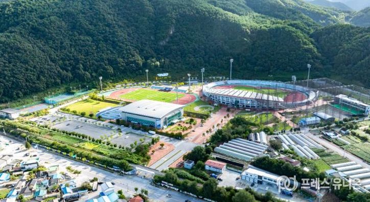 정선군, 전천후 테니스장 시설 개선 사업 추진 ‘전지훈련·대회 유치 기반 강화’_정선종합경기장 전경