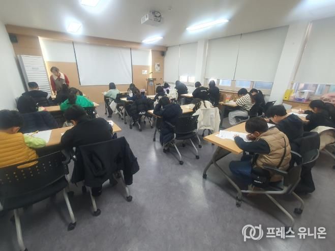 곡성군 드림스타트 아이들이 한자 학습 지도를 받고 있다.