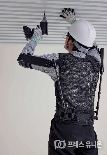 용형 보조장비 착용 모습