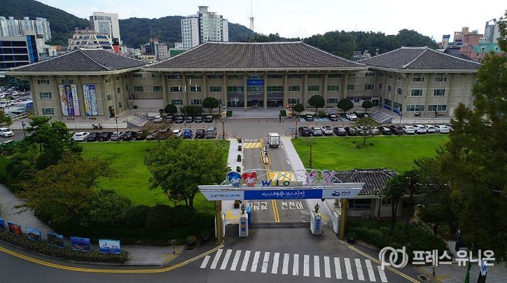 여수시는 9일 여수 서시장에서 진행된 더불어민주당 정청래 당대표에게 지역 핵심 현안을 담은 건의자료를 전달하고 정부와 정치권의 관심과 지원을 요청했다.