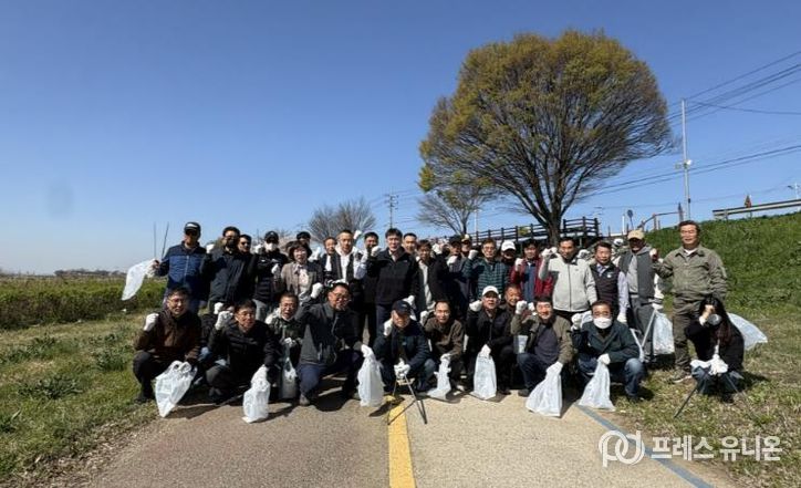 완주군시설관리공단, 만경강 벚꽃길서 환경정화 활동