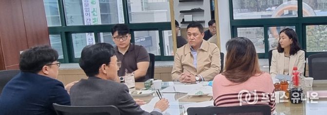 영천시 관계자와 경북통상 실무자, 캐나다 한남체인 대표가 2026년 캐나다 해외 판매홍보관 운영 관련 업무 협의와 함께, 지역 농식품의 북미시장 수출 확대 방안을 논의하고 있다.