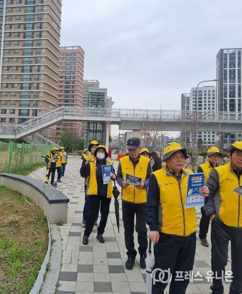 파주시 운정6동 실버경찰대봉사단, 에너지 절약 실천을 위한 거리 홍보 전개