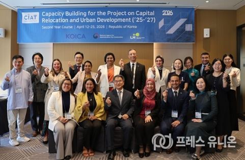 최형욱 행복청 차장(앞줄 왼쪽에서 세번째)과 4개국(몽골, 이집트, 도미니카공화국, 스리랑카) 고위급 공무원들이 2026 행복도시 글로벌 초청 연수 입교식에 참석하여 기념촬영을 하고 있다