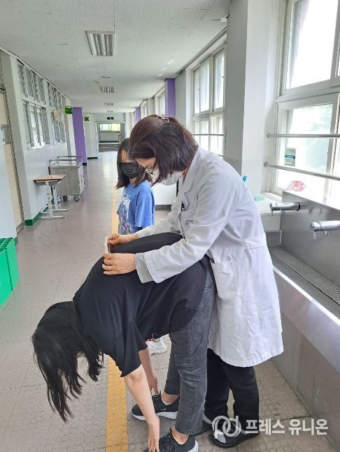 척추측만증 검진을 받고 있는 모습