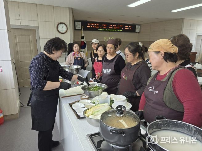 괴산군 농업기술센터에서 김치연구회 회원 20여 명이 김치 담그기 실습하는 장면