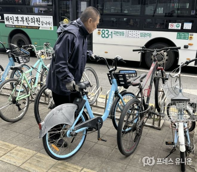 수원시 팔달구 행궁동 경기행복마을관리소, 보행환경 개선 위한 자전거·킥보드 정비 실시