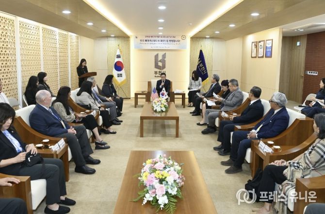 남동경 권한대행이 베이커스필드시 대표단에게 인사말을 전하고 있다.