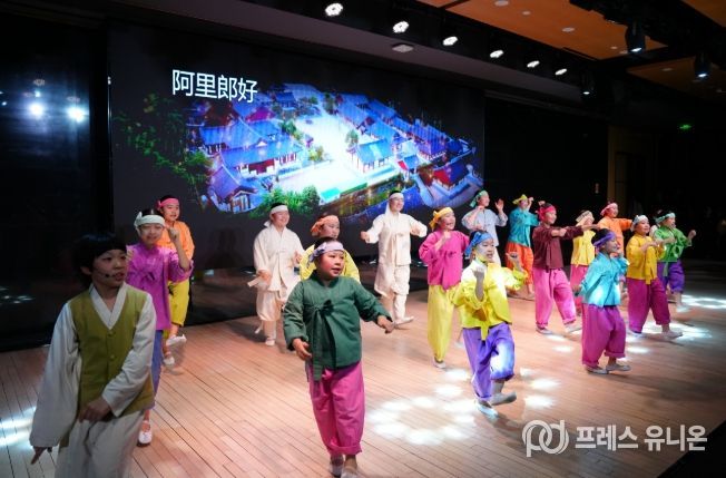 밀양아리랑예술단이 중국 북경에서 가무악극 ‘날 좀 보소’를 선보이고 있다.