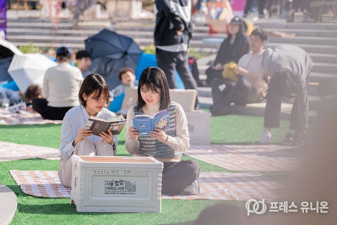 봄날 공원에서 즐기는 책과 휴식…‘책읽는 성북’ 야외도서관 19일까지