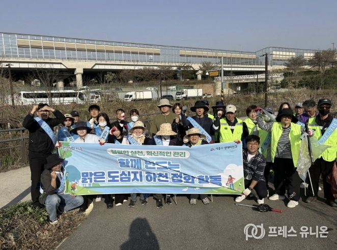 시흥시 은행천서 올해 첫 도심 하천 정화활동 전개