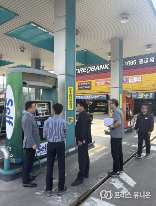 권혁주 수원시 환경국장(왼쪽 세 번째)이 동수원 톨게이트 인근 주유소에서 현장 점검을 하고 있다.