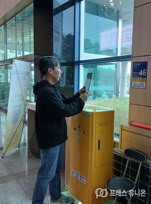 계룡시 관계자가 계룡시청 내 설치된 사물주소판(전동휠체어 급속 충전소)을 점검하고 있다