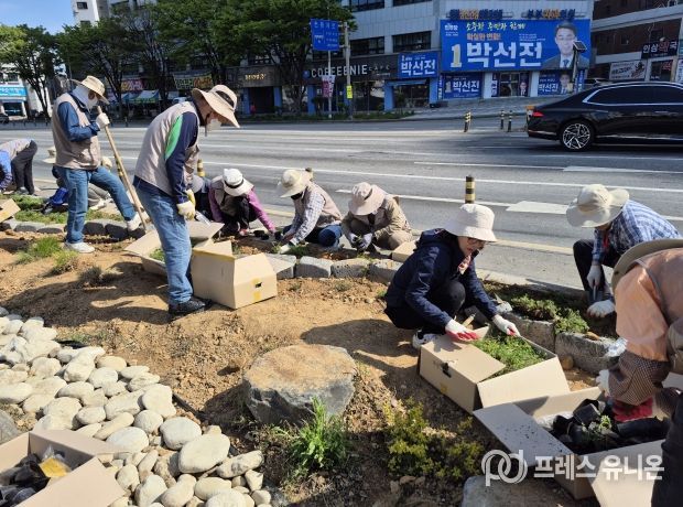 시민정원사의 손으로 새롭게 단장한 금암분수광장
