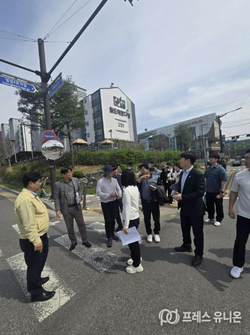 병점구청장을 비롯한 관계 공무원들이 ‘로드아이(RDAI)’ 활동의 일환으로 현장 점검을 실시하고 있다
