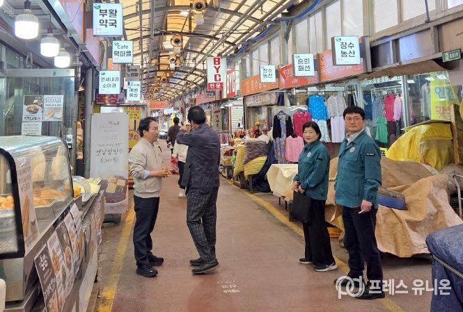 16일 오전 ‘시설물 집중 안전 점검’을 위해 관련 공무원 및 민간전문가와 함께 영천시장을 찾은 이성헌 서대문구청장