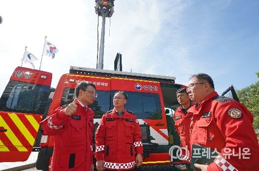 박은식산림청장(왼쪽 첫번째)이 16일 유·무선 통신시스템 탑재 고성능 통신지휘차량 성능을 점검하고 있다